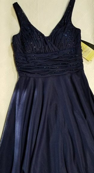 JS Boutique Dresses & Skirts - Fit and skim sequin dress.